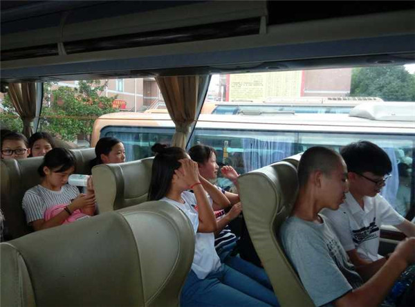 同学们坐在大巴车上