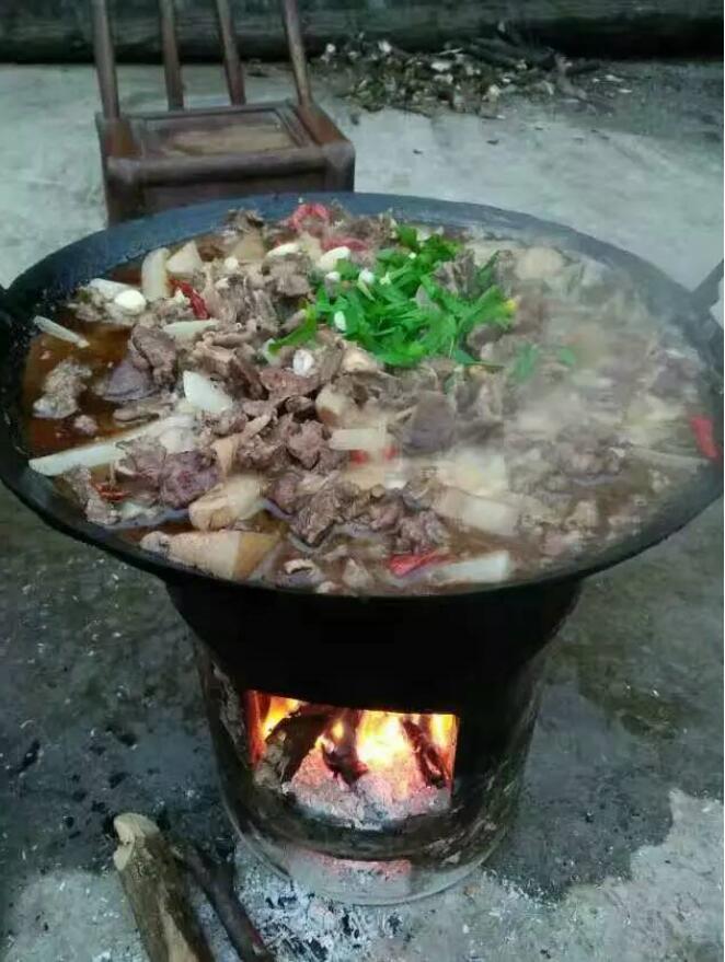 大锅炖肉,色香味诱人