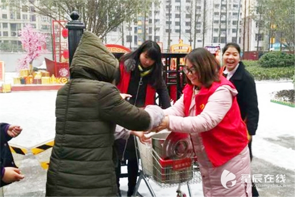 长沙县泉塘街道:志愿者成抗击冰雪温暖的力量