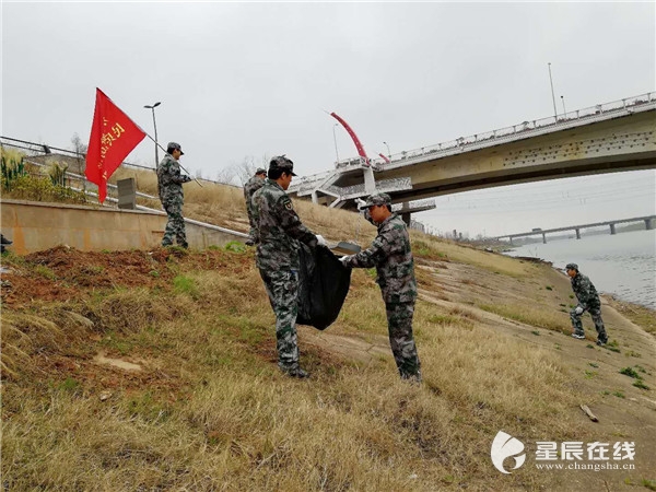 东屯渡街道开展环境整治行动 喜迎国庆护卫长沙蓝