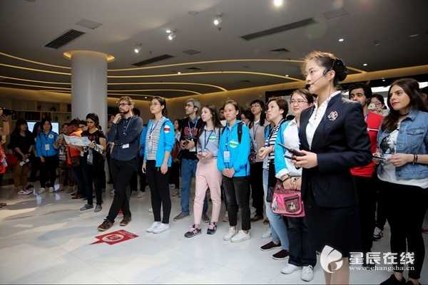 4月16日，与会的74个国家、105名国际嘉宾和青年代表来到位于长沙滨江文化园的“三馆一厅”参观。
