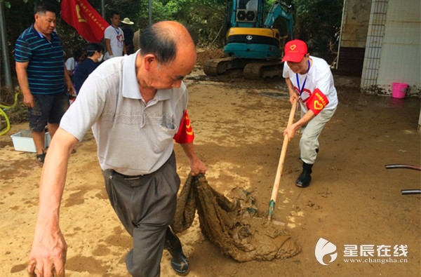 暴雨洪峰中 这群人的身影让人格外感动