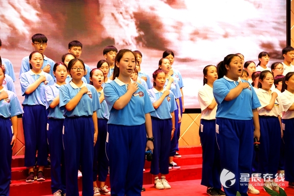 文化志愿者手绘沙画迎国庆 彰显中国新成就
