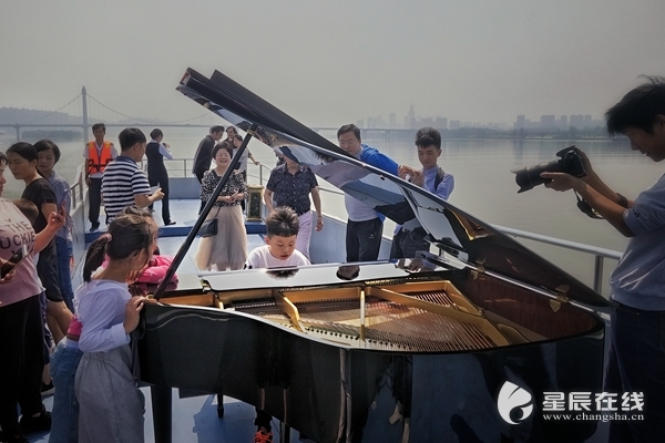 在湘江上举行的音乐会 17位国际钢琴赛选手游