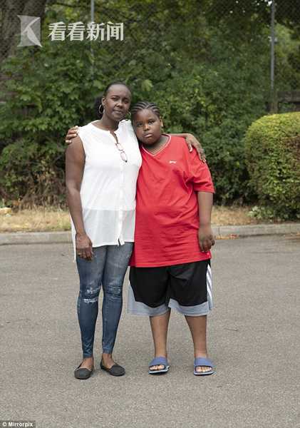 英国10岁男孩体重超200斤 母亲怪罪医疗制度