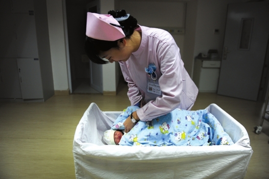 女婴出生当日父母失联 市四医院医生24小时轮