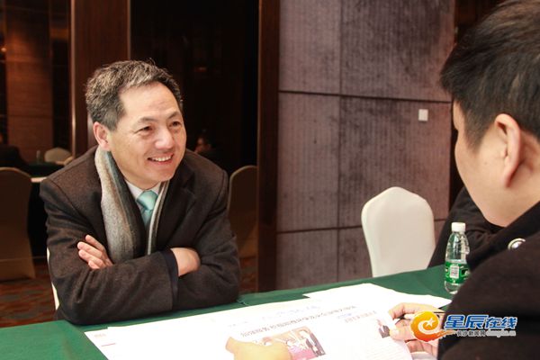 永清集团总裁朱恩惠博士与应聘者面谈。