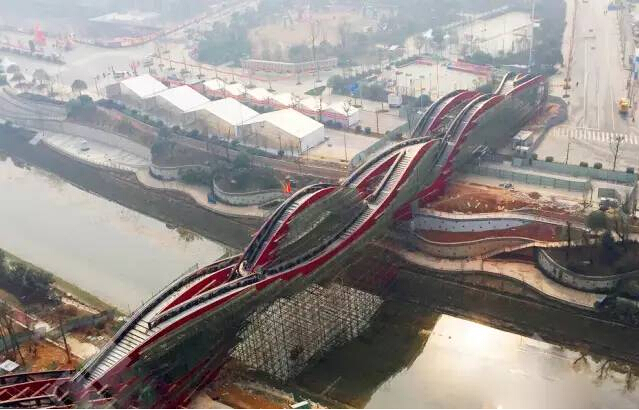 "中国结步行桥方案妥善解决了跨两路一河难题,让分布在龙王港南北两侧