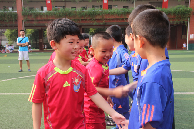 足球小将唱主角 新学期从第一场足球赛开始 - 