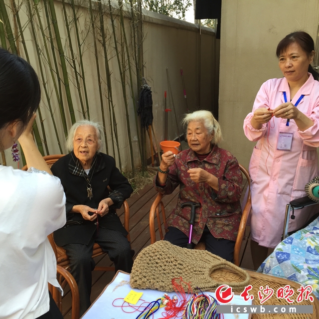 长沙社区老年文化节:80岁娭毑学做中国结 星辰