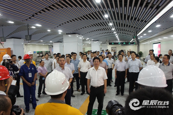 胡衡华慰问长沙地铁建设者 试乘地铁2号线西延