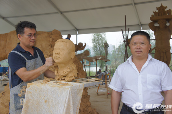 国际雕塑大师为劳模老兵现场塑像 星辰在线 长
