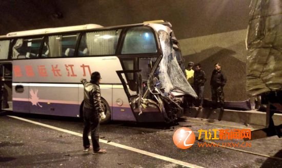 大广高速九江修水段一辆客车与货车追尾 事故