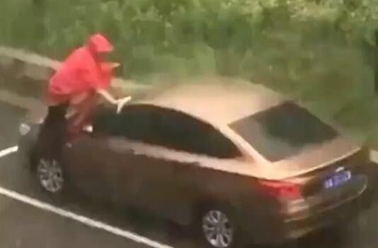 车主暴雨中淡定洗车 大批网友赶来吐槽