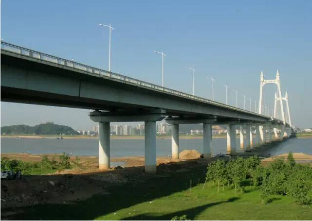 銀盆嶺大橋,是第二座溝通湘江兩岸的大型橋樑,它與橘子洲大橋遙遙