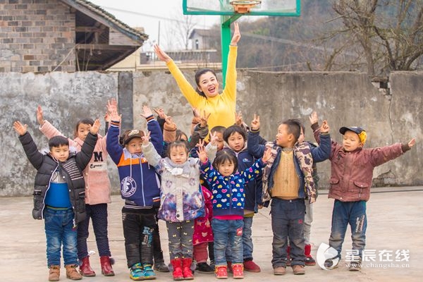 寒风中起舞歌唱 文化志愿者给湘西孩子带去艺