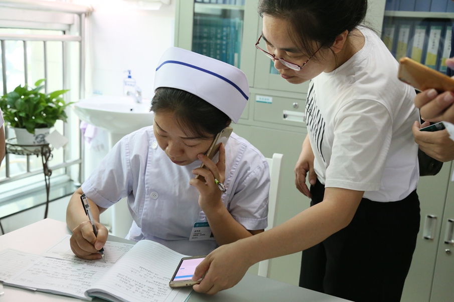 同时，龙利亚也在忙着为前来就诊的患者办理各种手续。“近期学生即将开学，医院接待了很多前来进行体检的学生，压力还是挺大的。”龙利亚感叹道。