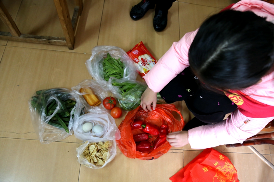 临近中午，周雪琴在孙老师的带领下到厨房里取出她们带来的秋葵、西红柿、鸡蛋、豆腐等食材，准备为老人家置办一桌生日大餐。
