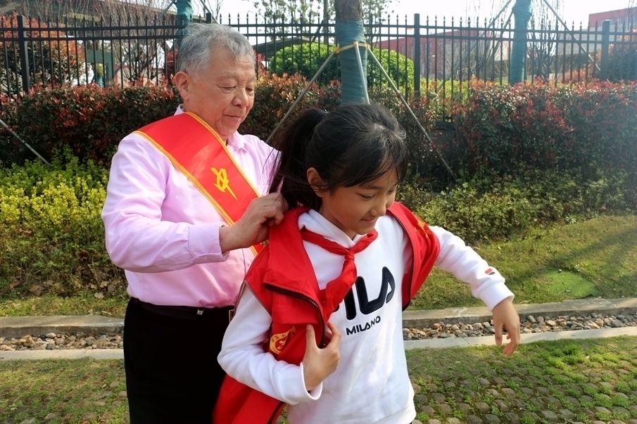 活动当天，邓学东将带着王思敏来到活动首站——雷锋纪念馆的学雷锋活动。“今天游客很多，在帮助别人的同时要记得保护自己。”邓学东为王思敏穿上志愿者红马甲，并提醒她要注意的事项。