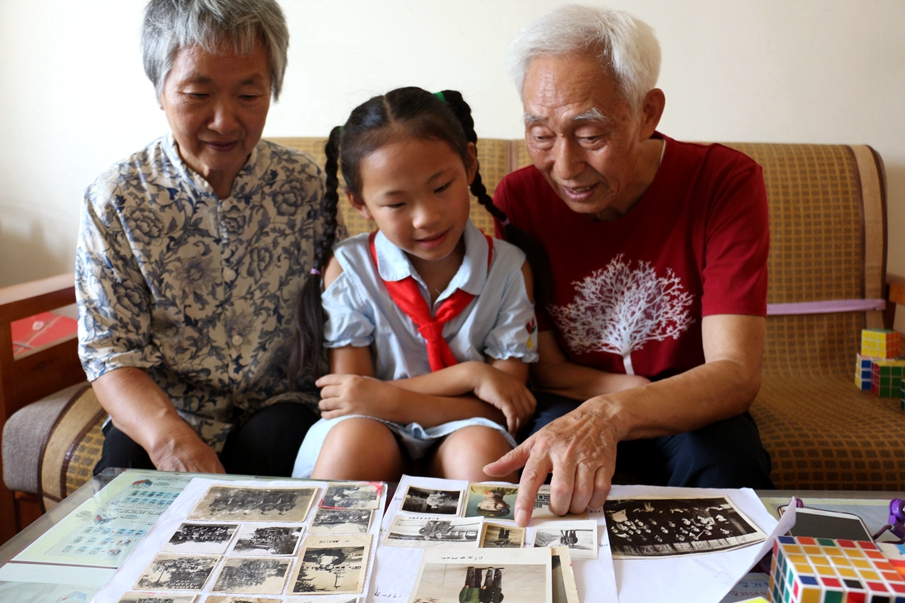 在家中，盛德其拿出自己曾经的老照片，向张译丹讲述过去的往事。一张张发黄的老照片勾起盛德其无限的遐思。
